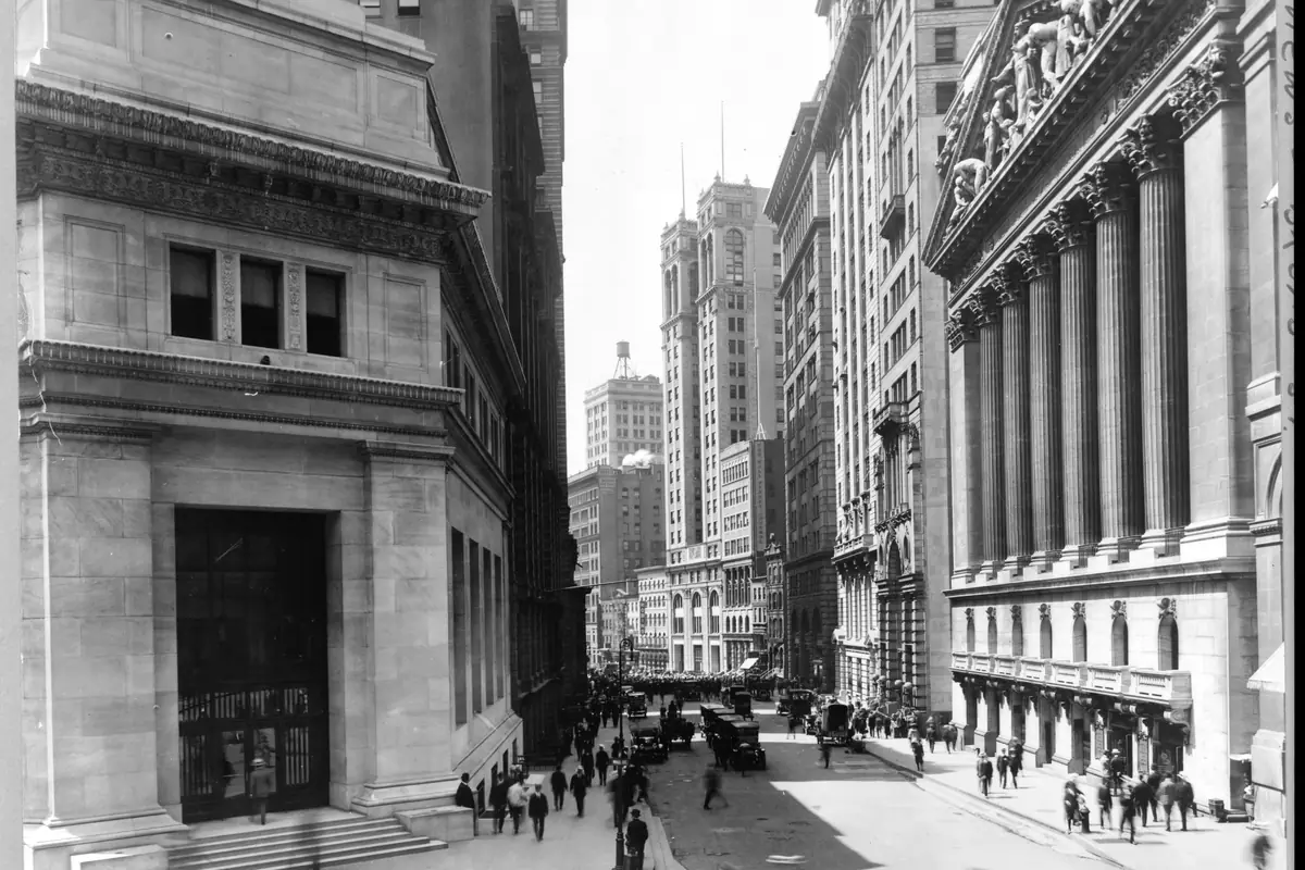 Broad Street seen from Wall Street with the New York Stock Exchange colonnade in 1916